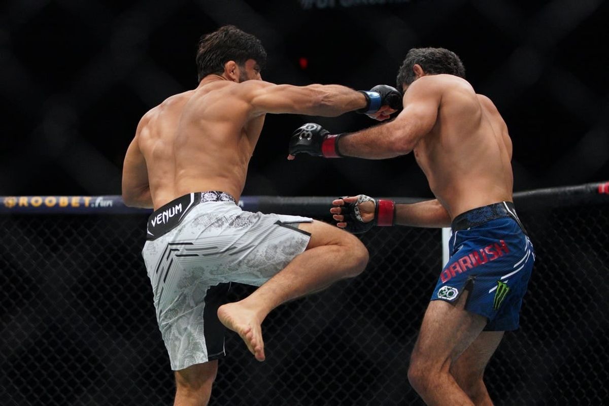 Arman Tsarukyan beats Beneil Dariush in first-round KO