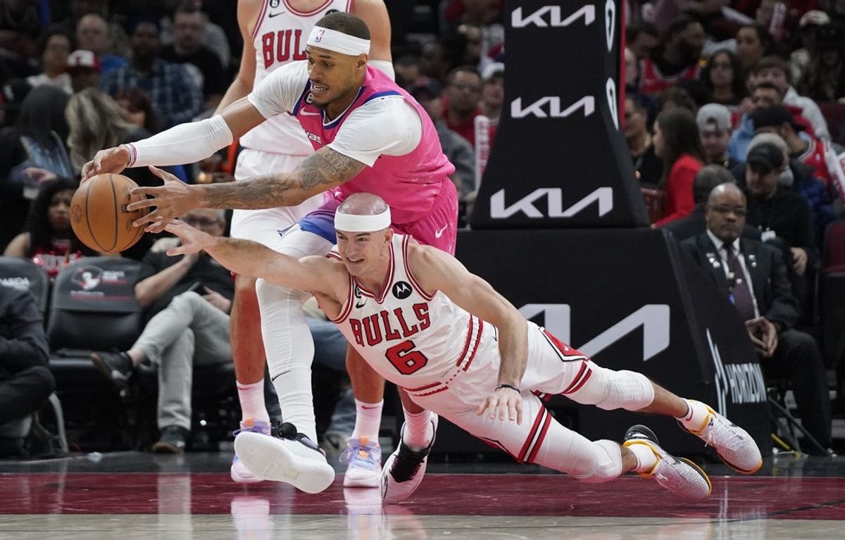 Bulls G Alex Caruso collects NBA's Hustle Award