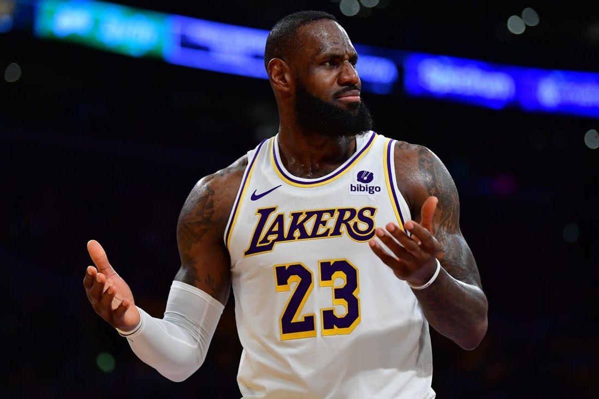 LeBron James favored to stay with Lakers as potential suitors emerge